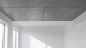 beton na suficie w salonie