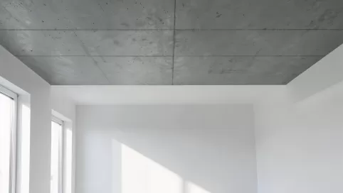 beton na suficie w salonie