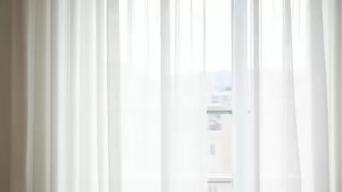 Białe firanki do salonu nowoczesne