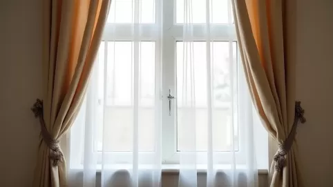 Jak upiąć zasłony w salonie