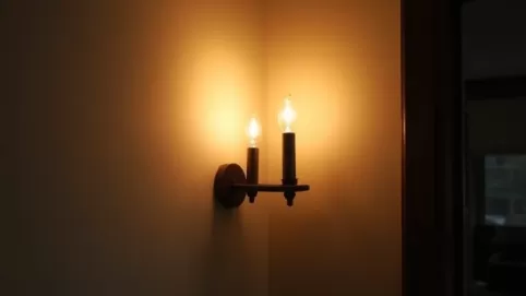 Na jakiej wysokości kinkiet w salonie